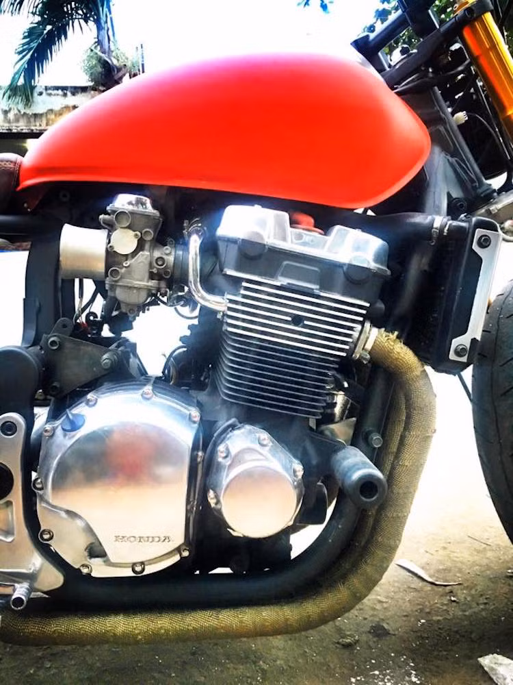 Bình xăng của X4 nguyên bản được giữ nguyên, phía dưới là động cơ gốc của chiếc xe với dung tích 1284 cc, 4 xi-lanh thẳng hàng DOHC và sử dụng chế hòa khí. Động cơ này chính là cỗ máy từng được Honda sử dụng trên chiếc naked bike CB1300, với công suất tối đa 100 mã lực và mô-men xoắn cực đại 121 Nm.