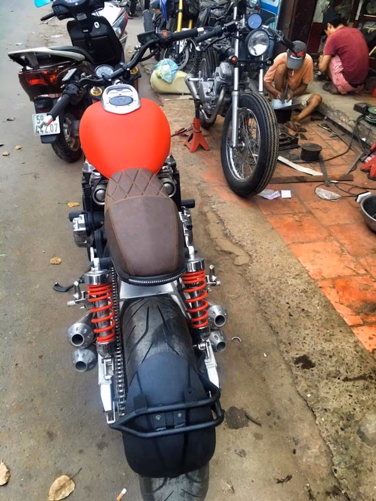 Chiếc môtô phân khối lớn "khủng" có số lượng rất ít tại Việt Nam là Honda X4 đã hoàn toàn "thoát dáng" cruiser ban đầu để thành naked bike lai cafe racer cá tính dưới bàn tay của những người thợ Sài Gòn.