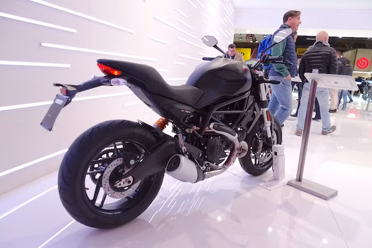 Hiện tại, Ducati Monster 797 mới chỉ có giá chính thức tại thị trường Anh là 7895 Bảng cho phiên bản có màu đỏ (tương đương 222 triệu đồng). Ngoài ra, xe còn có 2 màu khác là đen và trắng.