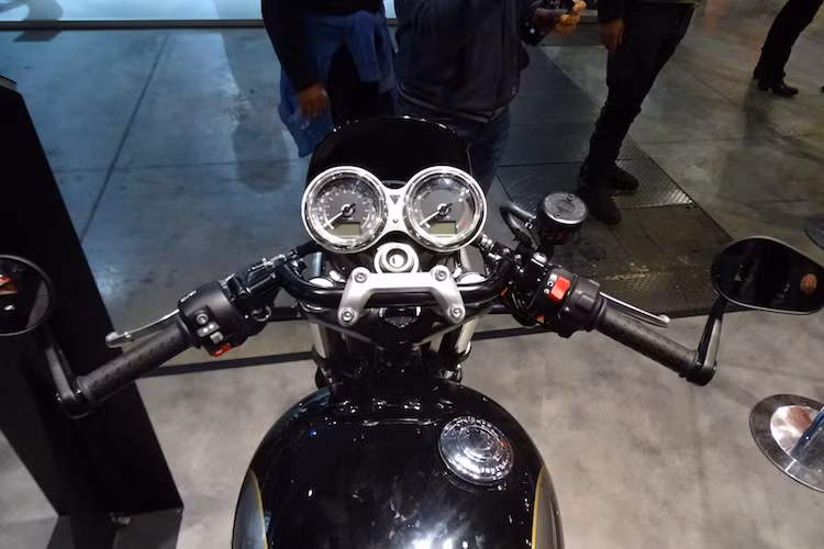 Có tay lái cụp xuống đúng kiểu cafe racer tuy nhiên thay vì sử dụng tay clip-on như Thruxton, Street Cup vẫn dùng ghi-đông truyền thống nhưng được lắp ngược và gập xuống để tạo tư thế lái thể thao. Chiếc xe cũng sử dụng gương hậu gắn gù gọn hơn so với gương kiểu truyền thống của Street Twin.