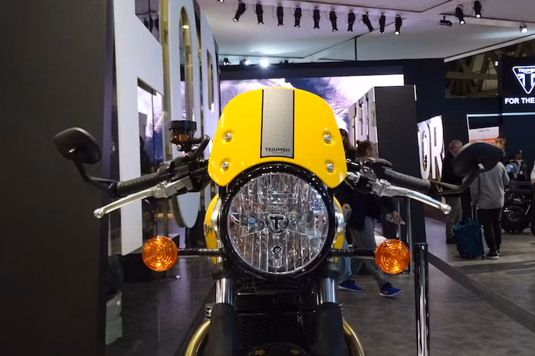 Với Street Cup, Triumph muốn cung cấp một sự lựa chọn cafe racer có giá rẻ hơn cho khách hàng, bên cạnh dòng Thruxton cao cấp của hãng. Tương tự như dòng Thruxton so với Bonneville, Street Cup cũng có một số khác biệt so với Street Twin. Trong đó, phần đầu xe nay đã có thêm một "mào" chắn gió kiểu cổ điển nằm phía trên đèn pha.