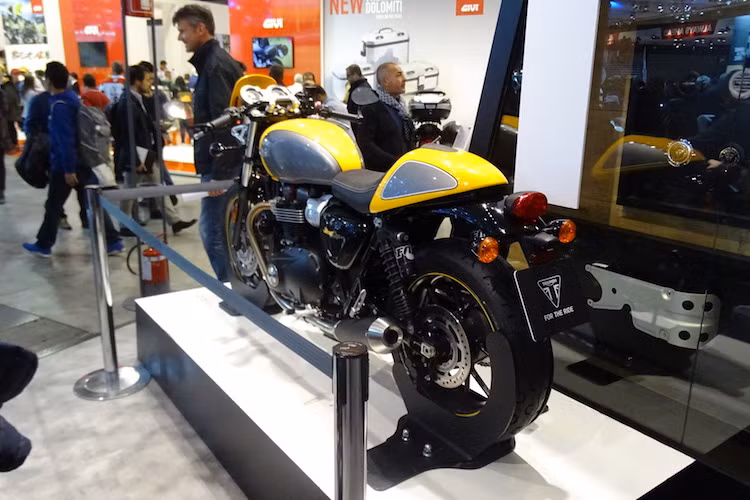 Triumph Street Cup 2017 sẽ có 2 màu sắc và được bắt đầu bán từ đầu năm 2017 trên Thế giới. Dù Triumph chưa có đại lý chính thức tại Việt Nam nhưng mẫu cafe racer này có thể sẽ về tới Hà Nội trước dịp Tết Âm Lịch 2017. Giá bán của xe sẽ không có sự chênh lệch quá lớn so với mức hơn 400 triệu đồng của dòng Street Twin hiện nay.