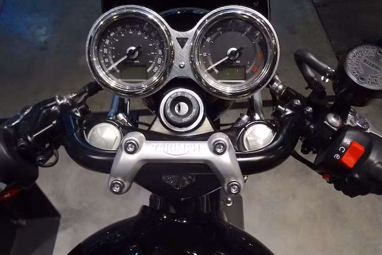 Ở phía sau mào chắn gió, thay vì bảng đồng hồ đơn như Street Twin, Street Cup đã sử dụng đồng hồ đôi kiểu cổ điển, tương tự các dòng Bonneville và Thruxton. Trên phiên bản này, bình xăng đã được sơn 2 tông màu thủ công và logo Triumph trên bình cũng được làm nổi cao cấp hơn.