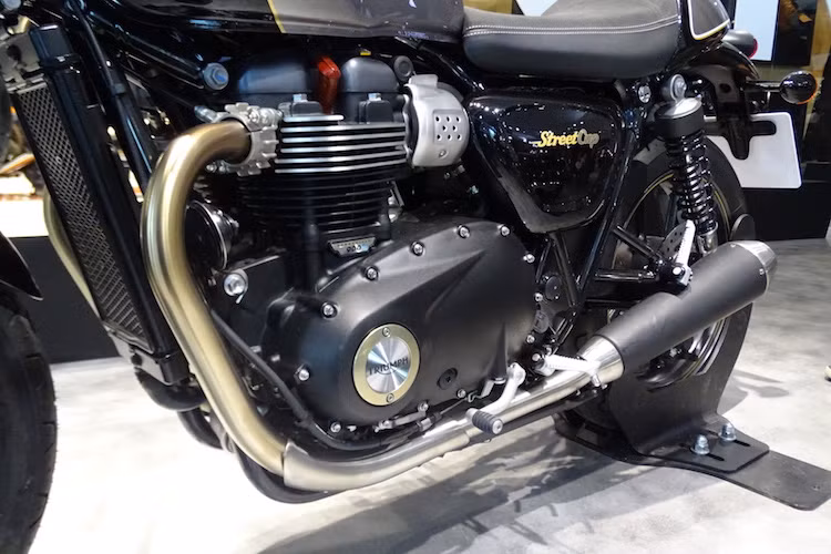 Động cơ của Street Cup cũng hoàn toàn không có gì thay đổi so với Street Twin. Theo Triumph, động cơ này đem tới mô-men xoắn cực đại lớn hơn 18% so với chiếc Bonneville cũ, và tiết kiệm nhiên liệu hơn 36%. Vẫn có dạng 2 xi-lanh thẳng hàng 8 van, làm mát bằng dung dịch nhưng so với dòng Bonneville cũ, động cơ của Street Twin được nâng dung tích lên từ 865 lên thành 899 cc.