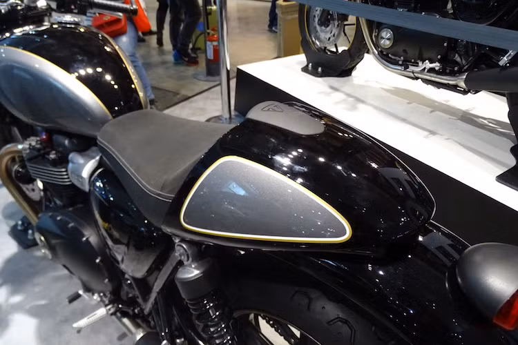 Với chiếc yên solo nhỏ hơn và cao hơn một chút so với Street Twin, Street Cup có tư thế ngồi thể thao hơn. Phía sau đuôi xe cũng là một tấm ốp nhựa tạo thành "gò" theo đúng phong cách cafe racer. Dè và cụm đèn phía sau của Street Twin cũng không có gì thay đổi trên Street Cup.