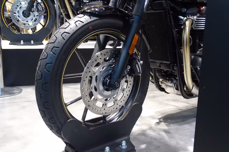 Phuộc và bánh trước của Street Cup đã được Triumph "bê nguyên" từ Street Twin, với mâm 18 inch 5 cánh kép và lốp 100/90/18. Tuy nhiên hệ thống phanh của xe đã có sự khác biệt nhẹ với đĩa dạng Semi-Floating với 2 phần thay vì đĩa Fixed đúc một khối như trên Street Twin.