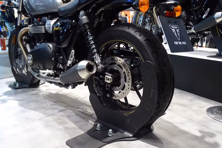 Một điểm khác biệt dễ nhận ra của Street Cup đó là cặp pô xe được sơn màu đen nhám thay vì kim loại phay mờ như trên Street Twin. Bánh sau xe có mâm đường kính nhỏ hơn, chỉ 17 inch và dùng lốp bản to 150/70. Toàn bộ hệ thống phanh và bánh sau của Street Cup không có gì thay đổi so với Street Twin.