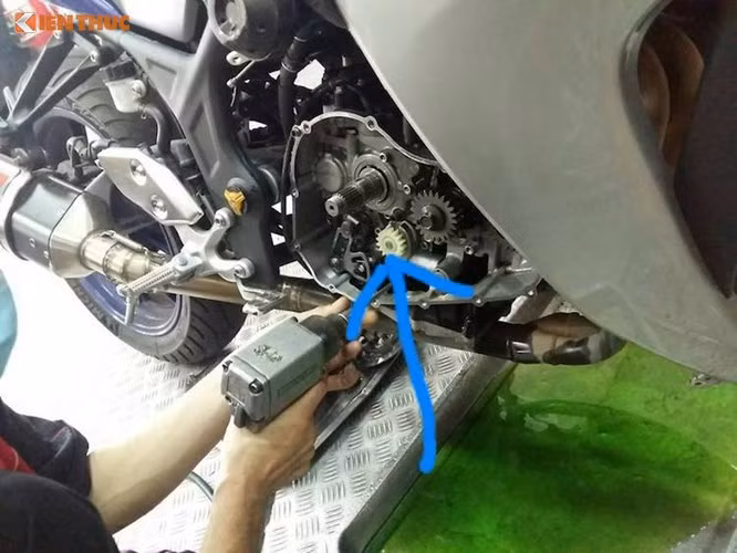 Nguyên nhân thứ hai là do thiết kế van trong bơm dầu không hợp lý dẫn tới áp suất trong bơm dầu không chính xác, trường hợp xấu nhất có thể dẫn tới vỡ bánh răng bơm dầu. Đối với lỗi này, Yamaha Việt Nam sẽ thay ống dầu nằm trong hộp số của xe để khiến áp suất dầu ổn định hơn. Ngoài ra, bộ bánh răng nhựa bơm dầu và trục cốt bị mòn nhanh hoặc suy giảm chất lượng cũng có thể được kỹ thuật viên thay thế.