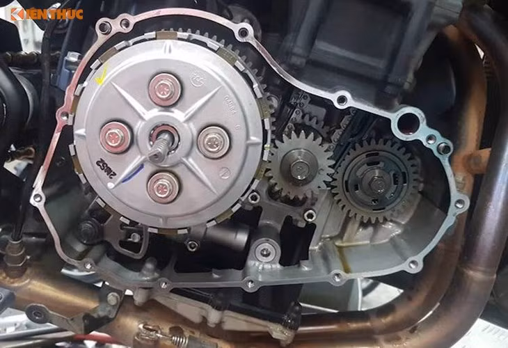 Có hai nguyên nhân có thể ảnh hưởng tới vận hành của xe liên quan đến đợt triệu hồi này. Thứ nhất, do sử dụng nguyên vật liệu không thích hợp chế tạo vòng bi ly hợp dẫn tới không cắt được ly hợp, trong trường hợp xấu nhất dẫn tới vỡ vòng bi ly hợp và không chuyển được số. Với lỗi này, kỹ thuật viên sẽ thay thế vòng bi ở bộ côn cùng toàn bộ nắp chụp côn. Ngoài ra, một số chủ xe còn cho biết đã được Yamaha thay cho cả bố nồi.