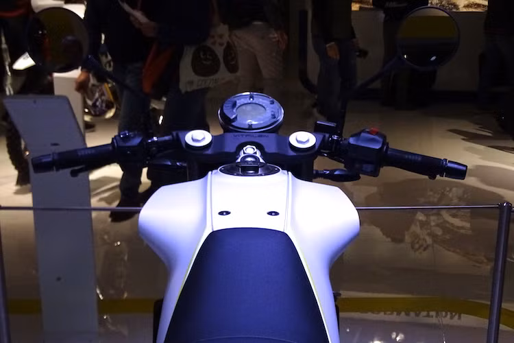 Theo đúng phong cách cafe racer, chiếc xe được trang bị cặp tay lái clip-on gọn gàng, cùng với một đồng hồ điện tử nhỏ hình tròn nằm chính giữa chảng ba. Chiếc xe cũng có hệ thống phanh ABS 2 kênh Bosch 9.11MB và bướm ga điện tử.
