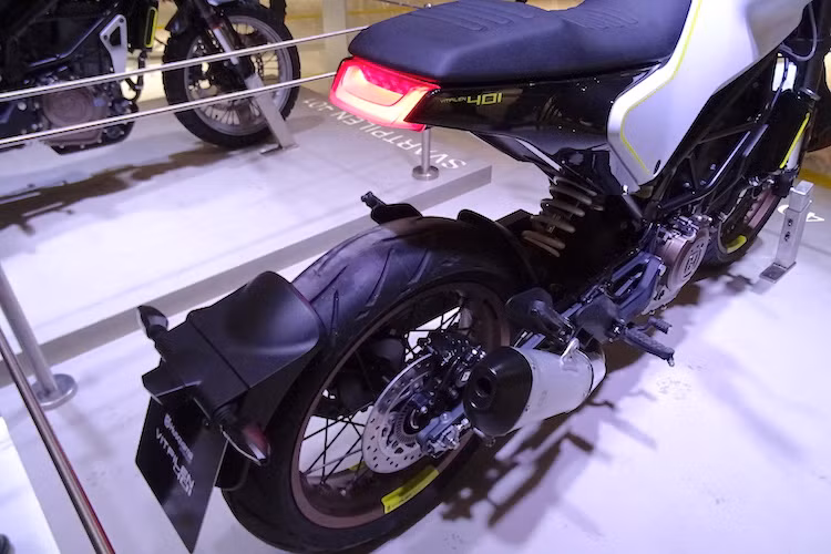 Để có thể đủ tiêu chuẩn lưu thông ngoài đường phố, Husqvarna đã buộc phải bổ sung thêm pát biển số tích hợp đèn xi-nhan cho Vitpilen 401. Bộ phận này được gắn ở bên dưới bánh xe tương tự theo phong cách của Ducati Diavel. Đèn hậu của Vitpilen 401 cũng có dạng LED đầy ấn tượng.