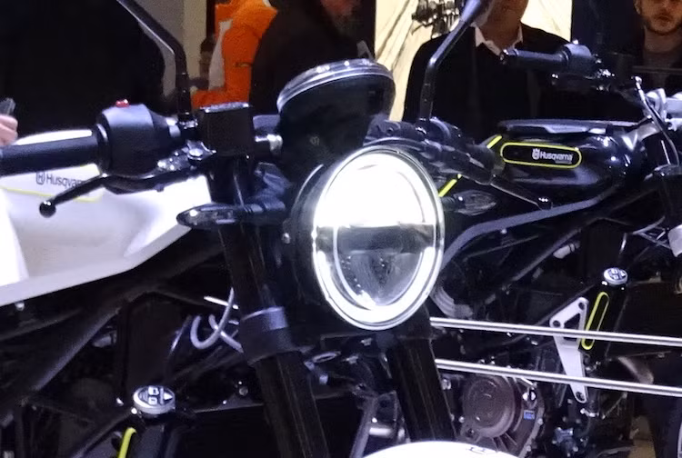 Là một chiếc cafe racer nhưng khác với các mẫu xe khác, Husqvarna đã không thiết kế Vitpilen theo phong cách cổ điển thường thấy. Thay vào đó, chiếc xe có kiểu dáng cực kỳ phá cách, như thể tới từ tương lai. Điều này có thể thấy rõ ngay từ đèn pha LED phía trước xe.