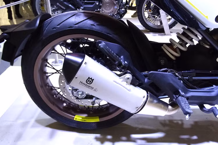 Ở phía sau, Vitpilen 401 sử dụng phuộc monoshock WP cùng với hệ thống phanh với heo 1 piston của Bybre. Ở dạng nguyên bản, xe được trang bị lốp thể thao Metzeler M5 tương tự KTM Duke 390 thế hệ mới.