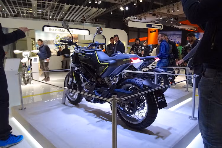 Bên cạnh Vitpilen, Husqvarna cũng "hiện thực hóa" chiếc scrambler Svartpilen 401 tại EICMA 2016. So với Vitpilen, Svartpilen (mũi tên đen) chỉ khác biệt ở một số chi tiết nhỏ như màu sơn, ghi-đông cao, giá để đồ trên bình xăng và lốp gai Pirelli Scorpion Rally STR. Cả Vitpilen và Svartpilen 401 đều sẽ được bán ra từ cuối mùa thu 2017 với giá bán dự đoán chỉ tương đương với KTM Duke 390.