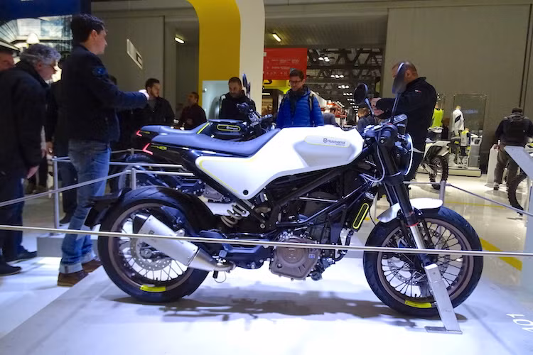 Điểm ấn tượng nhất của Vitpilen chính là thân xe với thiết kế đa giác đầy góc cạnh và yên cao, gần như thẳng với bình xăng, khiến chiếc xe trông hiện đại và phá cách hơn bất kỳ mẫu cafe racer nào trên thị trường. So với phiên bản concept cách đây 2 năm, thiết kế của Vitpilen 401 bản thương mại gần như giống y hệt.