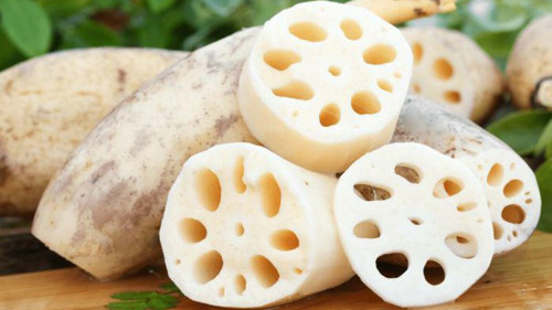 Kiểm tra xem có bùn ẩm dính ngoài vỏ hay không. Nếu không có bùn, điều này đồng nghĩa với việc sen đã được xử lý qua, khó có thể bảo quản lâu.