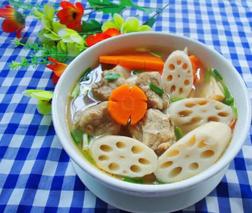 Được biết, củ sen chứa nhiều xenlulozo. Xenlulozo gặp ion canxi dễ tạo thành hợp chất khó hấp thụ, ảnh hưởng đến khả năng hấp thụ canxi. Vì vậy, để tránh lãng phí dinh dưỡng, bạn nên tránh kết hợp củ sen với đậu và các sản phẩm từ đậu nành.