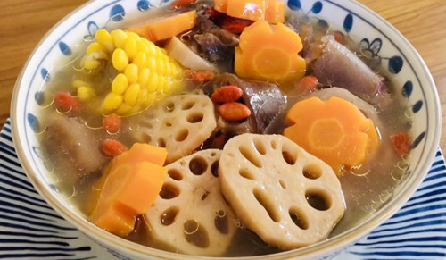 Bên cạnh đó, củ sen sinh trưởng trong bùn, tiềm ẩn nguy cơ chứa ấu trùng, kí sinh trùng như sán lá gan. Vì vậy, tốt nhất chỉ nên ăn củ sen được nuôi trồng thay vì mọc hoang, đặc biệt là những nơi nguồn nước ô nhiễm, không đảm bảo. Khi chế biến, bạn nên rửa sạch, nấu chín hoàn toàn rồi mới ăn.