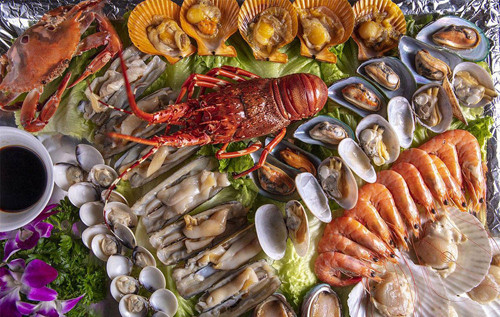 1. Thực phẩm tính hàn. Củ sen sinh trưởng trong nước, tính mát. Khi chế biến món ăn, bạn nên tránh kết hợp với các thực phẩm tính hàn như mướp đắng, dưa chuột, hải sản, củ cải trắng,... Kết hợp 2 thực phẩm tính hàn cùng lúc dễ gây lạnh bụng, đau bụng, tiêu chảy, không có lợi cho tì vị.