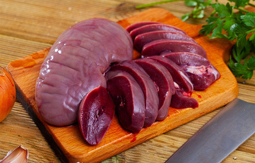 2. Gan động vật. Củ sen chứa nhiều axit tannic, có tác dụng cầm máu, tránh mất máu. Trong khi đó, gan động vật như gan lợn, gan gà, gan vịt chứa nhiều sắt. Kết hợp axit tannic với sắt dễ tạo thành chất khó hấp thu, giảm khả năng hấp thụ sắt. Từ đó, gây lãng phí nguồn sắt trong nguyên liệu.