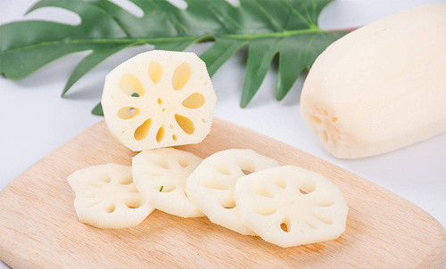 Theo Đông y, củ sen có tác dụng bồi bổ tỳ vị, dưỡng âm bổ phổi, bồi bổ khí huyết, thải độc, cầm máu, ngăn xuất huyết. Nghiên cứu thành phần củ sen, các nhà khoa học nhận thấy củ sen rất giàu dinh dưỡng. 100g củ sen tươi chứa 79,1g nước và 74 kcal năng lượng.