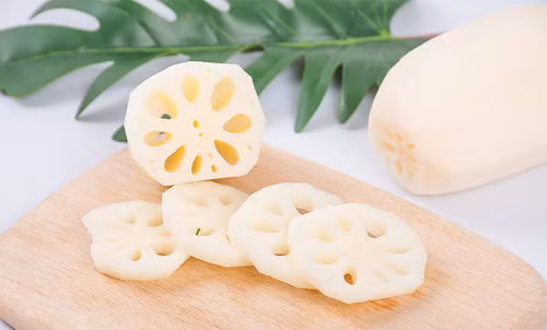 Theo Đông y, củ sen có tác dụng bồi bổ tỳ vị, dưỡng âm bổ phổi, bồi bổ khí huyết, thải độc, cầm máu, ngăn xuất huyết. Nghiên cứu thành phần củ sen, các nhà khoa học nhận thấy củ sen rất giàu dinh dưỡng. 100g củ sen tươi chứa 79,1g nước và 74 kcal năng lượng.