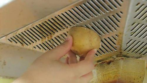 Làm sạch dầu mỡ. Những vật dụng như máy hút mùi, nồi chảo thường bám mỡ sau thời gian sử dụng. Nếu không được vệ sinh, lớp mỡ dày thu hút bụi bẩn, tạo điều kiện thuận lợi cho vi khuẩn phát triển. Để loại bỏ, bạn có thể tận dụng khoai tây mọc mầm cắt thành từng miếng nhỏ, chà xát trực tiếp lên máy hút mùi.
