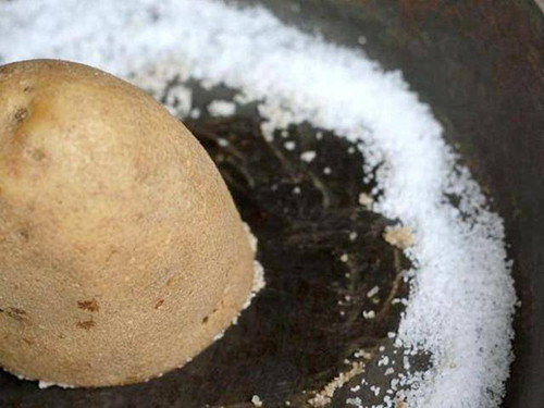 Làm sạch quần áo. Quần áo ngấm dầu mỡ vừa khó giặt vừa dễ để lại vết ố. Để làm sạch bộ đồ, bạn cắt một miếng khoai tây nhỏ, rắc chút muối lên bề mặt cắt rồi chà trực tiếp lên vết bẩn. Khoai tây sẽ từ từ hấp thụ dầu mỡ, vừa thuận tiện vừa tiết kiệm.