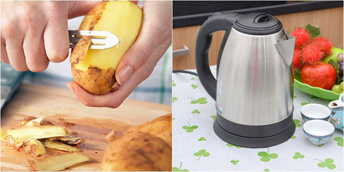 Dùng tay lắc mạnh ấm nhiều lần rồi đổ nước và vỏ khoai tây ra ngoài. Các chất trong vỏ khoai tây sẽ làm sạch những vết bẩn mà không cần dùng sức.