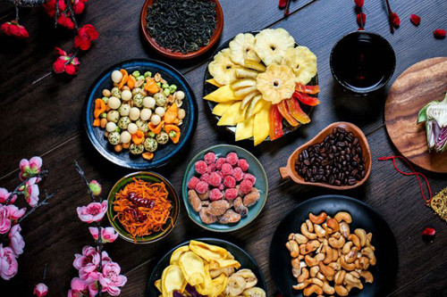 Trái cây sấy khô được sản xuất bằng cách loại bỏ phần lớn lượng nước ban đầu thông qua việc phơi nắng hoặc dùng máy khử nước chuyên dụng. Khi nước bốc hơi hết, lượng đường trong trái cây khô được cô đặc. Nếu nhà sản xuất bổ sung đường để tăng độ ngọt, giữ sản phẩm không bị khô, tăng độ mềm dẻo hoặc dùng đường phủ lên lớp ngoài cùng thì món ăn chứa đường “khủng”.