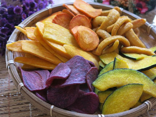 Nhìn chung, năng lượng từ đường trong trái cây sấy khô dễ tiêu hóa, tạo ra năng lượng cho người dùng rất nhanh. Nó chỉ phù hợp giải quyết nhanh cơn đói hoặc dùng cho người bị hạ đường huyết. Ngược lại, lạm dụng trái cây sấy khô, cơ thể sẽ chuyển hóa nhanh năng lượng này thành chất béo, gây tăng cân.