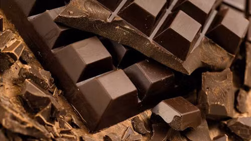 4. Kẹo socola. Socola là một trong những hương vị được yêu thích nhất trên thế giới. Socola được làm từ hạt của cây cacao sấy khô và nghiền nhỏ. Tùy vào mỗi loại socola mà hàm lượng calo trong chúng sẽ có sự khác biệt.