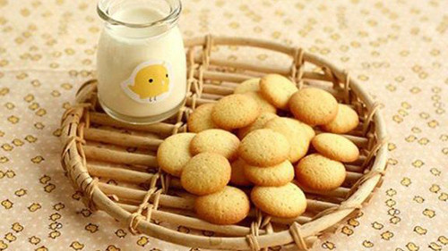 3. Bánh quy. Bánh quy là đồ ăn vặt chứa calo cực lớn mà nhiều người không biết. Thành phần dinh dưỡng do nhà sản xuất tiết lộ, một chiếc bánh quy có thể chứa hơn 500 calo. Chỉ cần ăn 6 bánh, bạn sẽ tiêu thụ 3.000 calo mỗi ngày, gây khó khăn cho việc kiểm soát cân nặng.