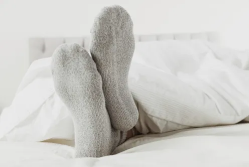 Giải thích kỹ hơn, Jill cho biết đi tất giúp bàn chân ấm, giúp mở các mạch máu bị co lại khi lạnh. Điều này cho phép giải phóng nhiều nhiệt hơn qua da, làm mát phần còn lại của cơ thể. Quá trình này được gọi là giãn mạch xa, nó gia tăng lưu lượng máu đến bàn tay và bàn chân của bạn, dẫn đến giảm nhiệt độ cơ thể nhanh.