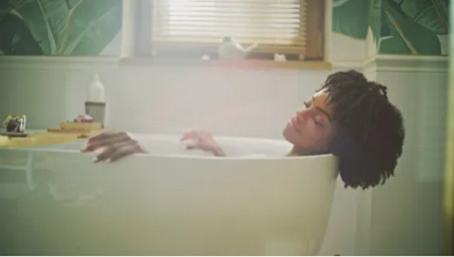 5. Tắm nước ấm trước khi ngủ. Tương tự đi tất khi ngủ, ngâm mình trong nước ấm nghe có vẻ khiến bạn cảm thấy nóng hơn. Thực tế, tắm nước ấm ngay trước khi ngủ giúp cơ thể thư giãn. Nghiên cứu cũng chỉ ra, tắm nước ấm trước khi ngủ sẽ giúp hạ nhiệt độ cơ thể. Từ đó giúp bạn cảm thấy mát mẻ và dễ đi vào giấc ngủ hơn.