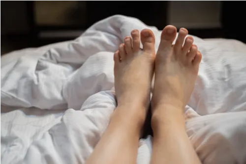 4. Kê cao chân khi ngủ. Theo bác sĩ Tony Hu - người sáng lập Family Wellness Footcare, nâng cao chân khi ngủ có thể giúp bạn cảm thấy mát mẻ hơn. Cụ thể, chiếc gối bên dưới giúp cải thiện lưu thông máu, giảm sự tích tụ nhiệt ở các chi. Nhờ vậy, bạn sẽ cảm thấy mát mẻ hơn.