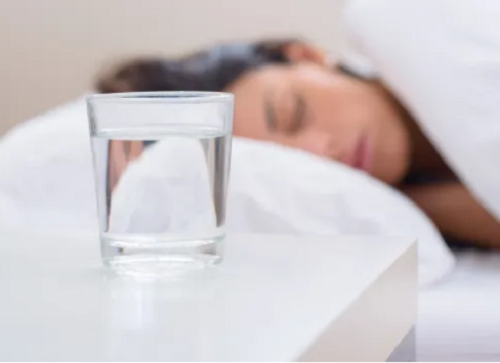 2. Uống đủ nước. Chuyên gia sức khỏe Jabe Brown chia sẻ với Best Life rằng việc uống đủ nước “ảnh hưởng đáng kể” đến cảm giác mát khi ngủ trong đêm oi bức.