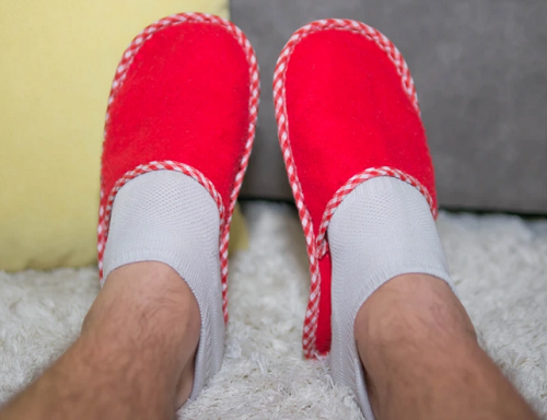 Dép đi trong nhà. Nhiều người ngạc nhiên khi biết dép ấm đi trong nhà cần thay sau 6 tháng sử dụng. Điều này sẽ giảm nguy cơ mắc các bệnh viêm nhiễm do vi khuẩn, đồng thời giữ cho ngón chân luôn ấm áp, khỏe mạnh.