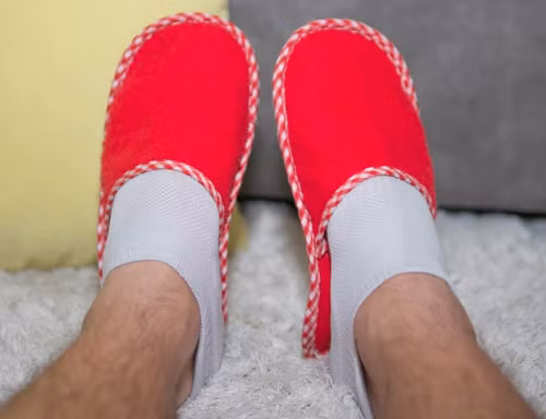 Dép đi trong nhà. Nhiều người ngạc nhiên khi biết dép ấm đi trong nhà cần thay sau 6 tháng sử dụng. Điều này sẽ giảm nguy cơ mắc các bệnh viêm nhiễm do vi khuẩn, đồng thời giữ cho ngón chân luôn ấm áp, khỏe mạnh.