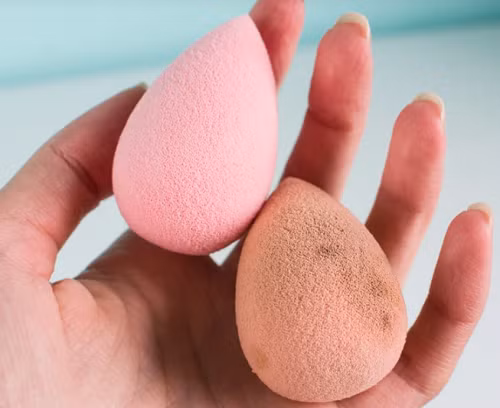 Mút trang điểm. Mút xốp là vật dụng phổ biến khi trang điểm, giúp tán kem nền đều màu. Điều đáng bàn, cấu tạo của mút xốp khiến tế bào da và các sản phẩm làm đẹp dễ tích tụ, tạo điều kiện thuận lợi cho vi khuẩn phát triển. Để tránh kích ứng, mụn trứng cá, bạn nên thay chúng sau 3 tháng sử dụng. Sau mỗi lần dùng, bạn nên rửa sạch, phơi khô ở nơi thoáng khí, tránh nấm mốc.