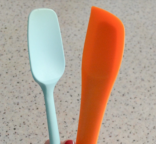 Thìa cao su. Thìa cao su được yêu thích bởi màu sắc bắt mắt, độ bền cao. Tuy vậy, thìa cao su cần được thay thế khoảng 2 năm một lần hoặc bất kỳ khi nào chúng có dấu hiệu biến dạng để đảm bảo sức khỏe người dùng. Nguyên nhân bởi thìa thường tiếp xúc với thức ăn nhiệt độ cao, thấp đột ngột. Theo thời gian, những vết nứt nhỏ, trầy xước sẽ xuất hiện trên lớp phủ, khiến các chất lạ dính vào đồ ăn.