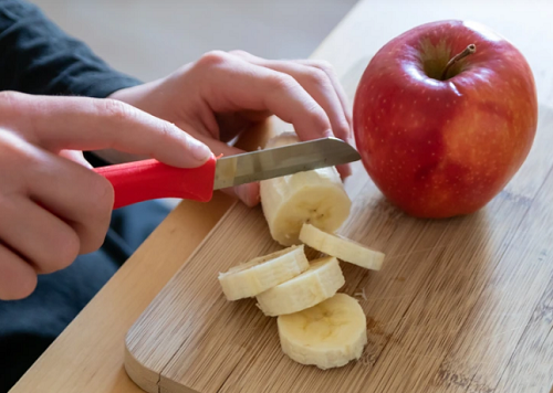 Dao gọt hoa quả. Dao gọt hoa quả là đồ vật rất ít được thay định kỳ. Hầu hết mọi người không nhận thấy rủi ro sức khỏe từ những con dao dùng lâu ngày. Thực tế, dao gọt hoa quả rất dễ bị rỉ sét do trái cây, rau củ có tính axit. Để nâng cao tuổi thọ của đồ gia dụng, bạn nên mài lưỡi dao mỗi tuần 1 lần.