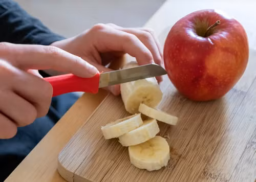 Dao gọt hoa quả. Dao gọt hoa quả là đồ vật rất ít được thay định kỳ. Hầu hết mọi người không nhận thấy rủi ro sức khỏe từ những con dao dùng lâu ngày. Thực tế, dao gọt hoa quả rất dễ bị rỉ sét do trái cây, rau củ có tính axit. Để nâng cao tuổi thọ của đồ gia dụng, bạn nên mài lưỡi dao mỗi tuần 1 lần.