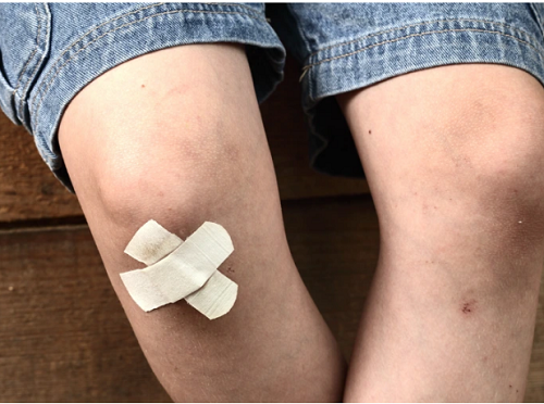 Băng gâu. Băng gâu rất cần thiết khi có nốt phồng rộp hoặc vết thương bất ngờ. Tích trữ chúng trong nhà là cần thiết song sản phẩm này có hạn sử dụng khoảng 5 năm. Qua khoảng thời gian này, băng gâu mất khả năng sát trùng, hoạt động không hiệu quả.