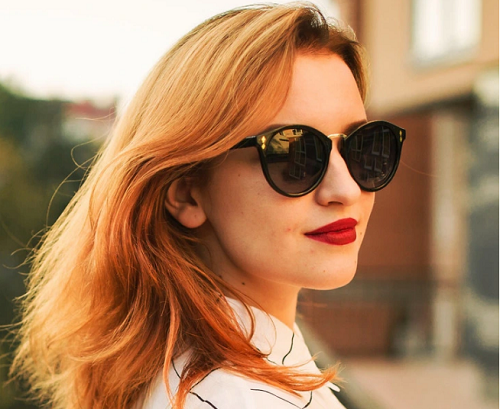 Kính râm. Rất ít người quan tâm đến việc thay kính râm sau thời gian sử dụng. Thực tế, kính râm sẽ mất đi lớp phủ chống tia cực tím sau 1-2 năm sử dụng. Ngoài mắt kính, gọng kính và các phụ kiện như ốc vít, bản lề cũng nên thay sau 1-3 năm sử dụng.