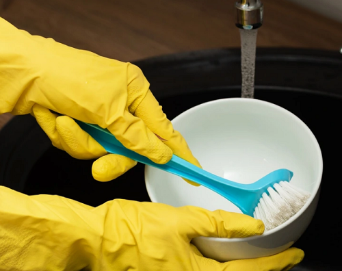 Bàn chải bát đĩa. So với miếng bọt biển, bàn chải bát đĩa có nhiều ưu điểm hơn như dễ làm sạch các mảnh vụn thức ăn, tránh cặn thức ăn kẹt lại tạo điều kiện cho vi khuẩn phát triển. Dù vậy, bàn chải bát đĩa nên được thay thường xuyên vì lớp lông bàn chải trở nên mỏng, dễ gãy theo thời gian. Nếu không nhìn thấy hư hại bằng mắt thường, bạn nên mua bàn chải mới sau 4-6 tháng sử dụng.