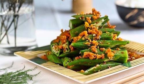 3. Thực phẩm chứa nhiều chất nhầy. Thực phẩm như đậu bắp, khoai mỡ,... chứa rất nhiều chất nhớt. Dùng dao cắt nhẹ, bạn sẽ thấy một lớp chất nhầy bám vào tay và mặt sau của dao.