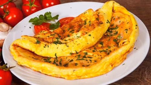 Ngoài ba món chay “ngậm” dầu trên, trứng tráng cũng được xếp vào danh sách những món hấp thụ nhiều dầu mỡ. Chuyên gia nghiên cứu và nhận thấy, ăn 3-4 quả trứng tráng trọng lượng 50g, bạn có thể nạp tới 64,5g dầu. Trong khi đó, người trưởng thành được khuyến nghị không nên nạp quá 60g chất béo mỗi ngày.