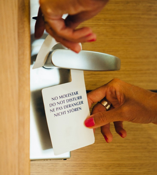 Treo biển báo “không làm phiền” trên cửa. Mỗi phòng khách sạn đều trang bị biển báo “không làm phiền”. Để tránh trường hợp người lạ hay tạp vụ bước vào phòng đột ngột, bạn nên treo biển báo. Lưu ý, bạn nên tháo nó ra vào buổi sáng bởi đây là thời điểm tạp vụ cấp phát khăn mới và làm sạch phòng.