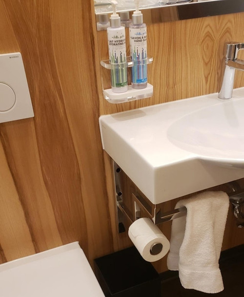 Kiểm tra phòng tắm khách sạn có đầy đủ vật dụng cần thiết không. Đây là một trong những việc đầu tiên mà mọi khách du lịch nên làm sau khi vào phòng khách sạn. Hãy xem phòng tắm của bạn có được trang bị đầy đủ nhu yếu phẩm như giấy vệ sinh, khăn tắm... hay không.